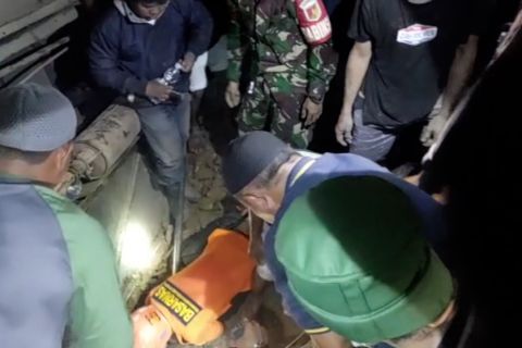 Evakuasi 3 santri tewas dalam kecelakaan bus di Trans Sulawesi