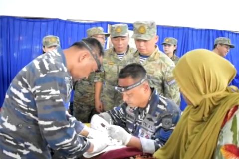 Militer negara sahabat bantu pengobatan gratis di Pulau Barrang Lompo