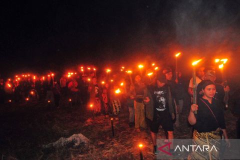 Tradisi lamporan bulan Sura