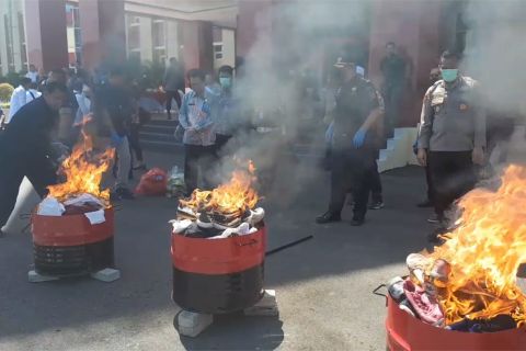 Polda Sulteng musnahkan narkotika dan pakaian bekas