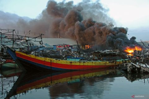 Kapal terbakar di Tegal bertambah menjadi 63
