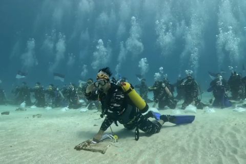 46 penyelam Jayapura gelar upacara bendera di dasar laut