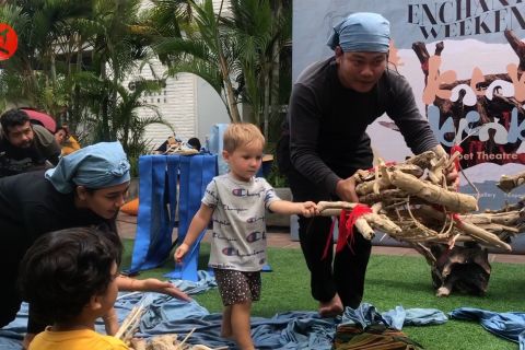 Asyiknya para anak berpartisipasi dalam pertunjukan teater boneka