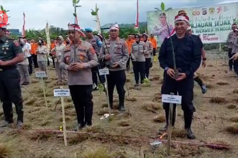 Jaga ekosistem laut, Polda Sultra tanam puluhan ribu mangrove