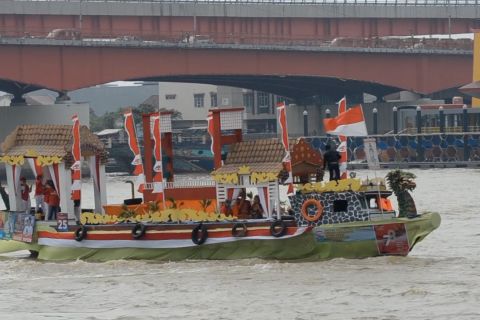 Semarak lomba perahu hias di Sungai Musi