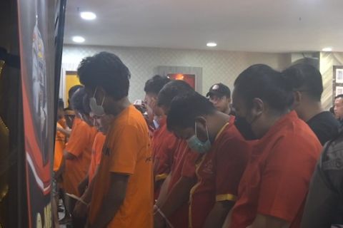 Polda Sulsel ringkus 4 orang terkait senpi ilegal, ada pegawai BUMN