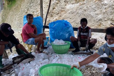 Prajurit TNI AL Biak kelola bank sampah bawa berkah warga sekitar