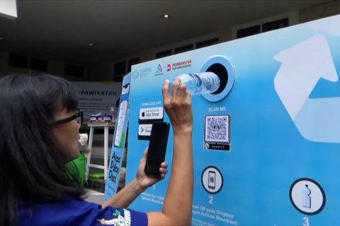 Menabung botol plastik sekali pakai membuahkan uang digital