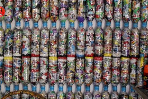 Mengubah limbah rumah tangga dan sampah plastik jadi produk bernilai