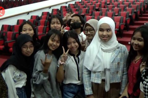 Sambangi sekolahnya, Putri Ariani bocorkan lagu baru