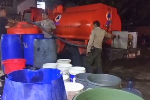 BPBD Padang salurkan 15 ribu liter bantuan air bersih ke 200 KK