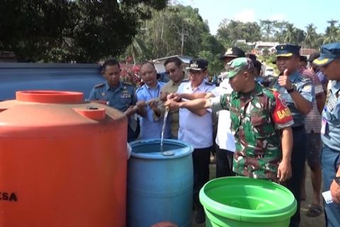 TNI AL Kendari bersama PLN salurkan air bersih ke 5 desa di Konawe