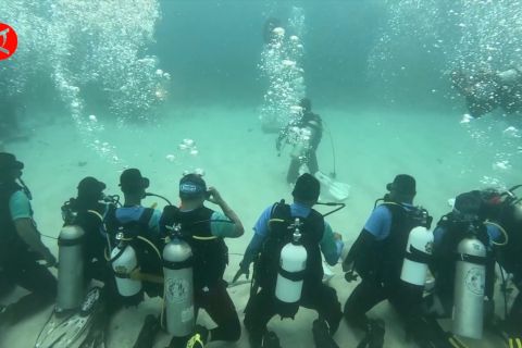 TNI-Polri dan penyelam Jayapura kibarkan bendera di bawah laut