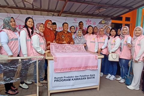 Bangun kemandirian ekonomi ibu rumah tangga melalui pelatihan membatik