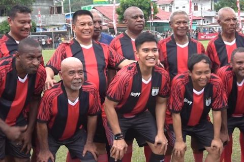 Kaesang main sepakbola bersama Persipura Allstar