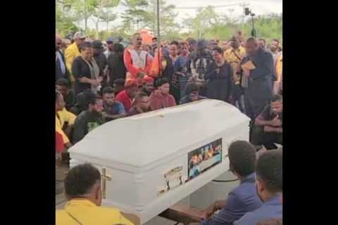 Polisi bantu warga pulang ke rumah usai pemakaman Lukas Enembe