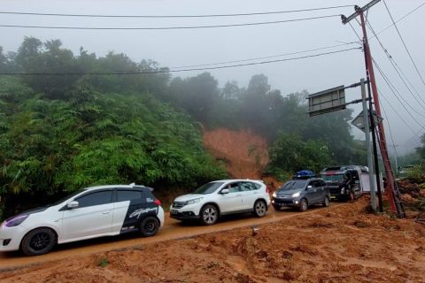 Jalan nasional Sumbar-Riau via Pangkalan ditutup sementara