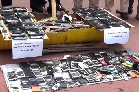 Lapas Muaro musnahkan 532 unit telepon genggam hasil razia