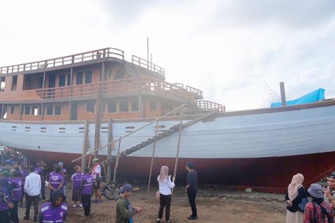 Lepas 2 kapal pinisi, Wali Kota Makassar ikuti ritual Annyorong Lopi