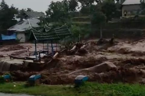 Pasca banjir bandang, akses jalan Sumbar-Jambi dapat dilalui