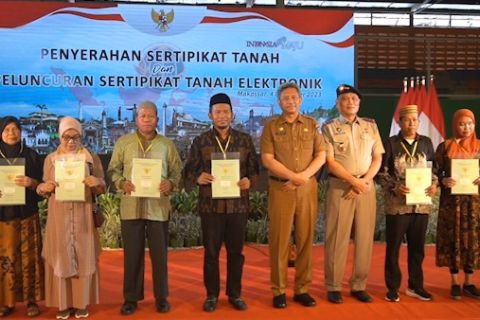 Kanwil BPN Sulsel serahkan 200 sertifikat tanah ke lima kabupaten-kota