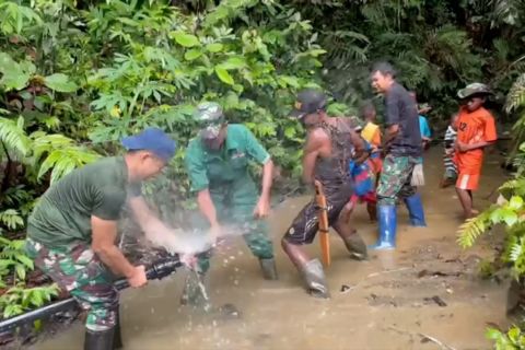 TNI AD berikan hadiah Natal air bersih bagi warga Kaureh Papua