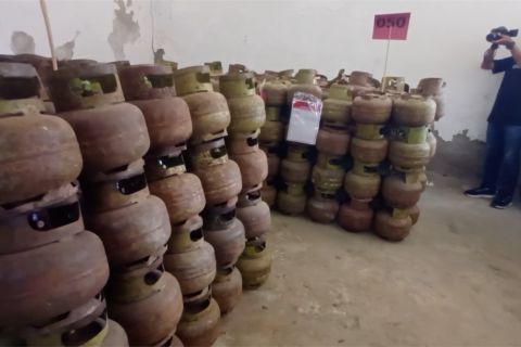 Polda Sultra gagalkan penyelundupan ribuan tabung gas & 2 ton BBM