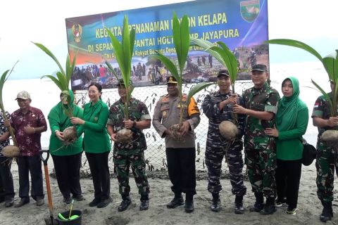 Kodam Cenderawasih tanam ribuan pohon kelapa di Pantai Holtekamp