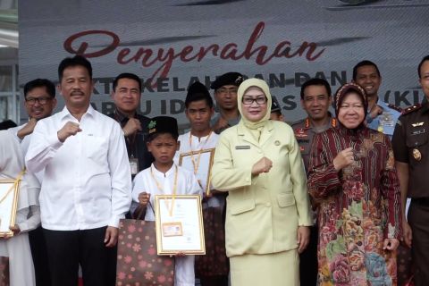 Mensos Risma serahkan 122 kartu identitas anak di LKSA Batam