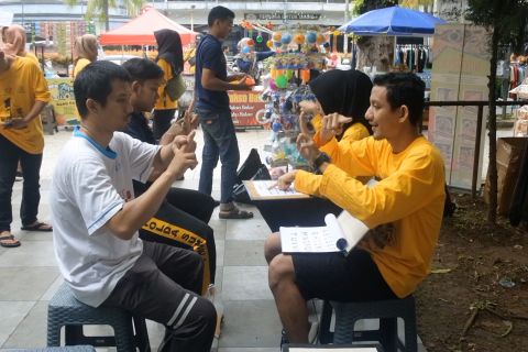 Peringati Hari Tuli, warga Palembang belajar bahasa isyarat gratis