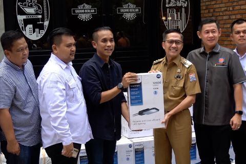 Benahi wajah kota, Pemkot Palembang terima 100 set lampu jalan
