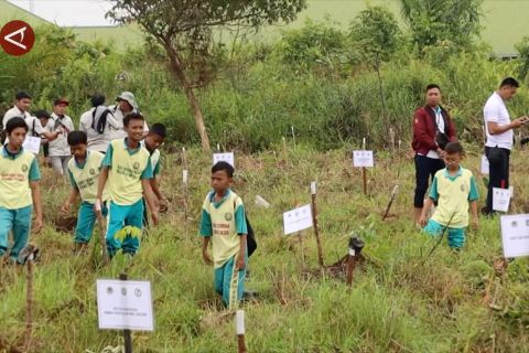 Penetapan kawasan konservasi hutan sekolah pertama di Kalbar