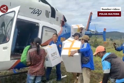 Polda Sulteng jemput logistik pemilu lewat udara dari desa terpencil