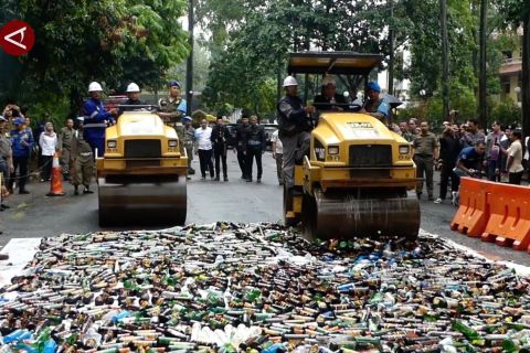 HUT ke-31 Kota Tangerang, musnahkan lebih dari 2.500 botol miras