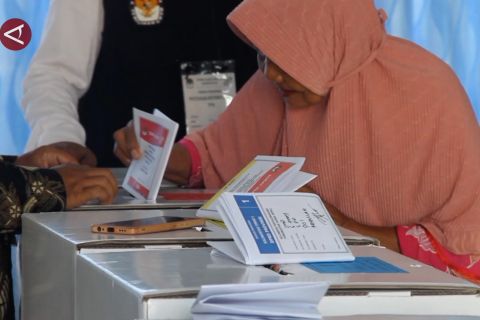 Para lansia salurkan hak pilih di TPS khusus