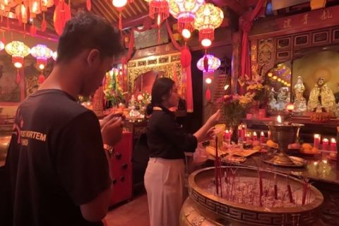 Rayakan Cap Go Meh dengan panjat doa di Vihara Dhanagun Kota Bogor