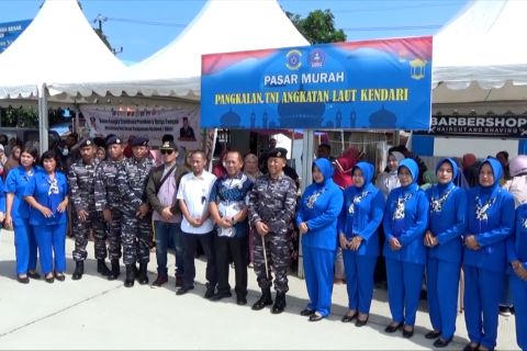 Bantu masyarakat dapatkan pangan HET, Lanal Kendari gelar pasar murah