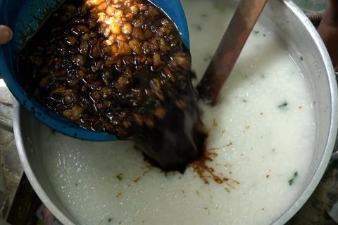 Meneruskan tradisi berbagi bubur suro khas Kota Palembang
