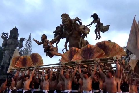 Parade ogoh-ogoh di Kasanga Festival, kolaborasi seni dan teknologi