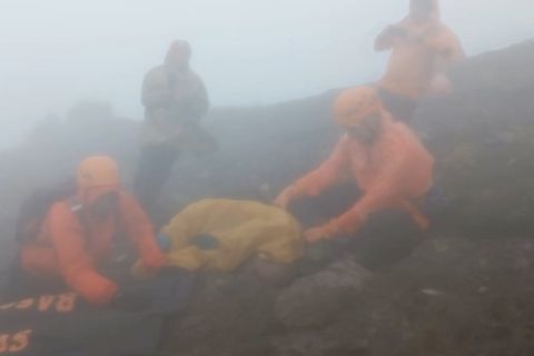 Basarnas Bali evakuasi jenazah pendaki Gunung Agung hingga malam