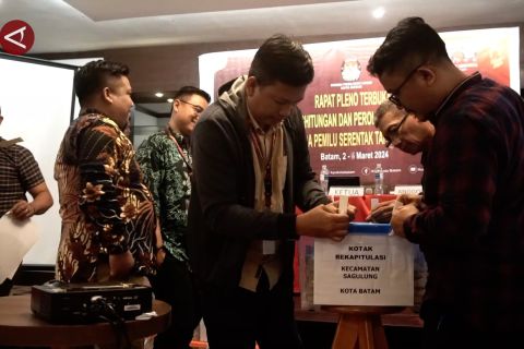 Rekapitulasi selesai, Prabowo-Gibran unggul di Batam
