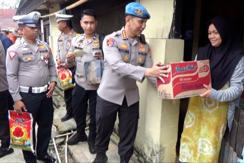 Dari rumah ke rumah, Polda Sultra salurkan bantuan bagi korban banjir