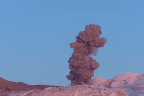 Gunung berapi Ebeko di Rusia semburkan abu setinggi 3.000 meter