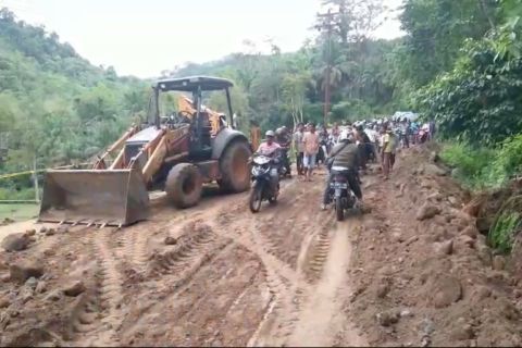 Jalan amblas di Pasaman Barat sudah dibenahi dan bisa dilewati