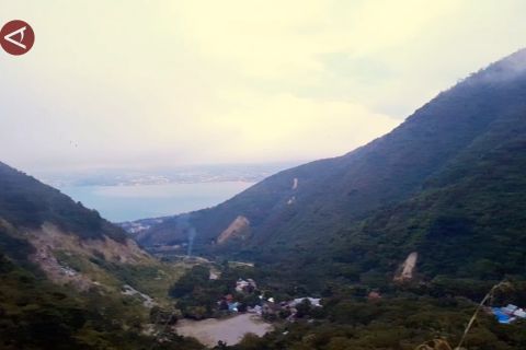 Melihat teluk Palu di puncak Salena