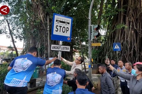 Angkot listrik di Bogor siap uji coba, 10 tanda pemberhentian dipasang