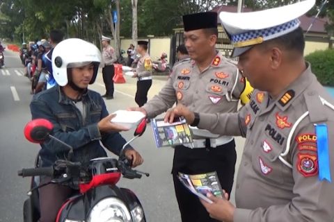 Polda Sultra sosialisasikan keselamatan berlalu lintas dan bagi takjil