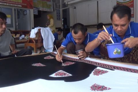 Warga binaan lapas Suliki ciptakan motif batik jeruji