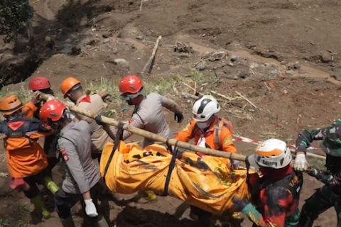 Dua jenazah korban longsor Cipongkor ditemukan berpelukan