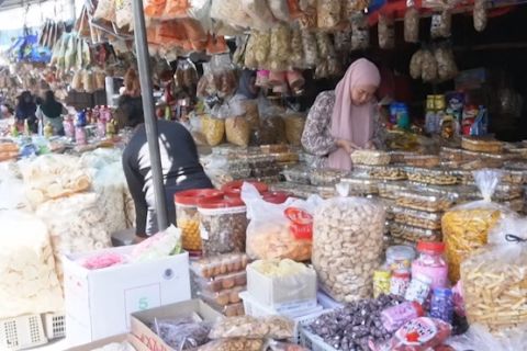 Harga jual naik, pedagang kue lebaran di Pangkalpinang kurangi stok